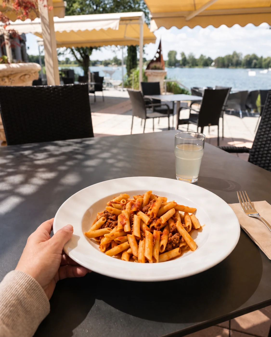 Penne Bologna mit Getränk auf der Seehaus-Terrasse.